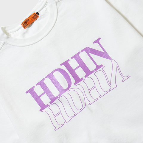 Zoomed-In on the Print Section of the Product: A white cool sweatshirt dyed with the direct reactive (direct response dyeing) method. An orange brand tag of STARSHIP DOGS is stitched on the inside of the collar.